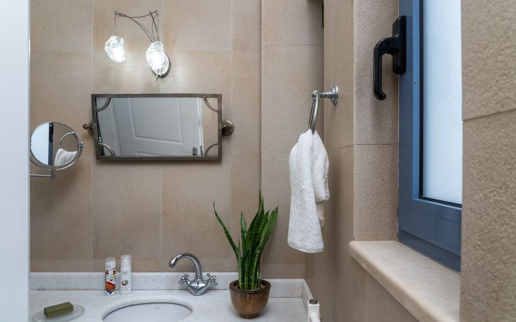 Μπάνιο με ντουζ