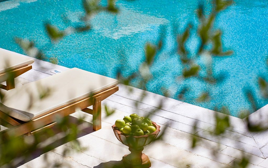 Χαλαρώνοντας στην πισίνα